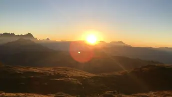 Wschód słońca w górach: Wyjątkowa wędrówka