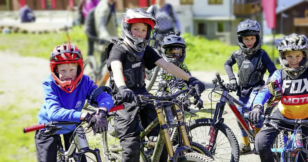 Wyścig rowerowy dla dzieci w Fiesch: emocje na trasie